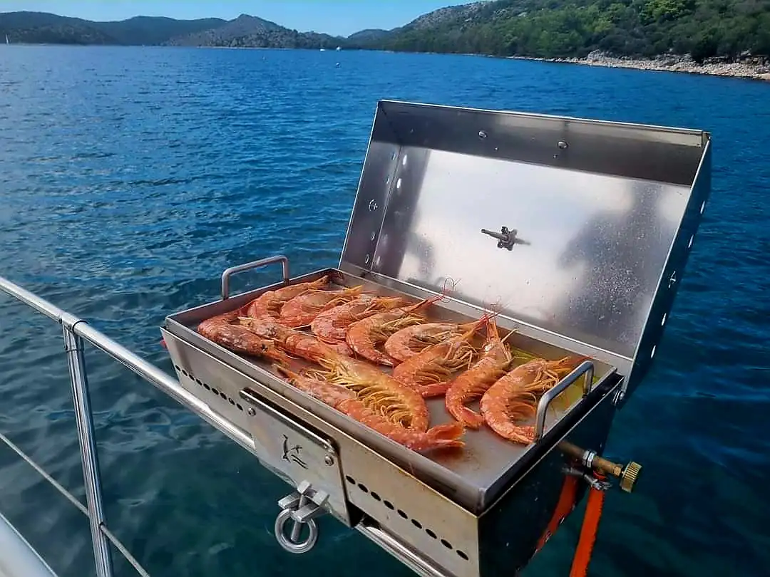 K-var roštilj za brod u uporabi tijekom pripreme hrane